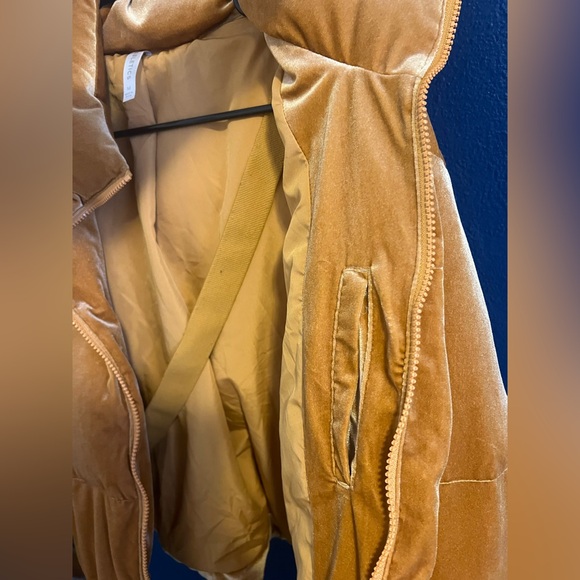 Fabletics Puffer Jacket - Picture 5 of 7